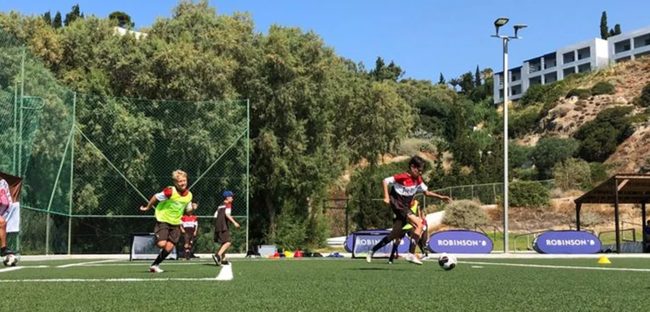 Spieler auf Feld im Urlaubscamp