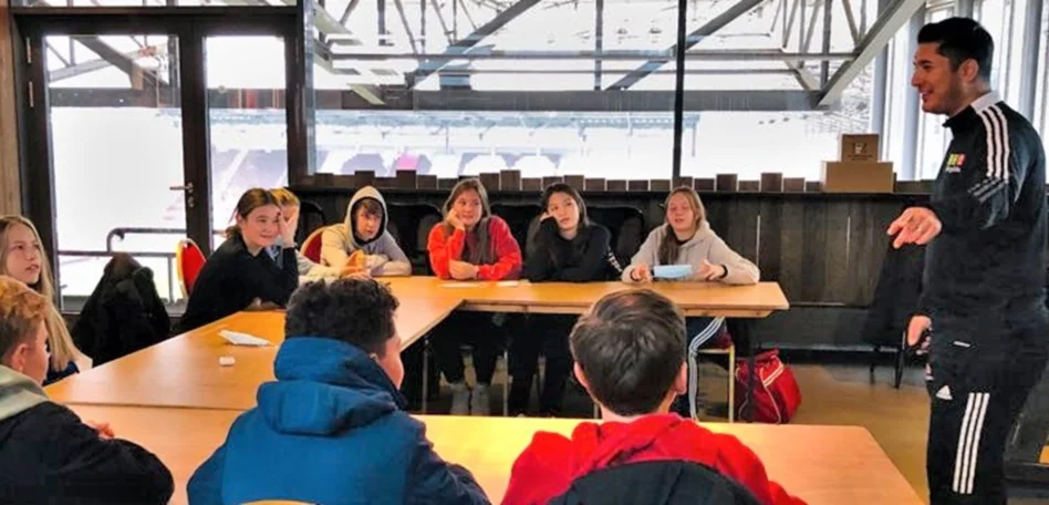 Trainer erklärt den Teilnehmer:innen des PASCH-Camps Wichtiges zum Thema Fußball