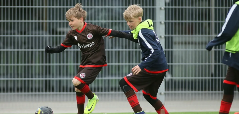 Junge Spieler auf dem Fußballfeld beim Fußballspielen