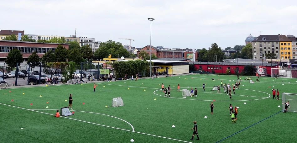 Kinder am Fußballfeld, während sie an einem Intensivkurs teilnehmen