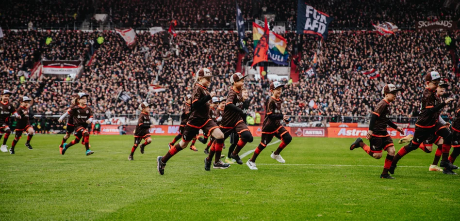 Rabauken laufen über den Rasen des Millerntor-Stadions