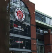 Man sieht das Millerntor Stadion von außen