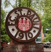 Man sieht das große St Pauli Logo, das auf dem Vorplatz des Millerntor Stadions steht