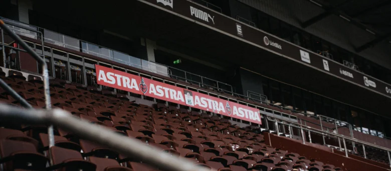 Man sieht leere Sitzplätze im Millerntor Stadion