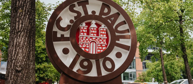Man sieht das große St Pauli Logo, das auf dem Vorplatz des Millerntor Stadions steht