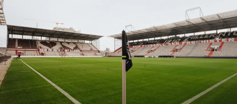 Man sieht ein leeres Millerntor Stadion bei Tageslicht. Es wurde aus einer Ecke des Fußballfeldes aufgenommen