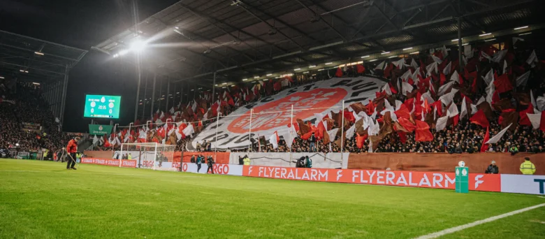 Man sieht ein volles Millerntor Stadion am Abend