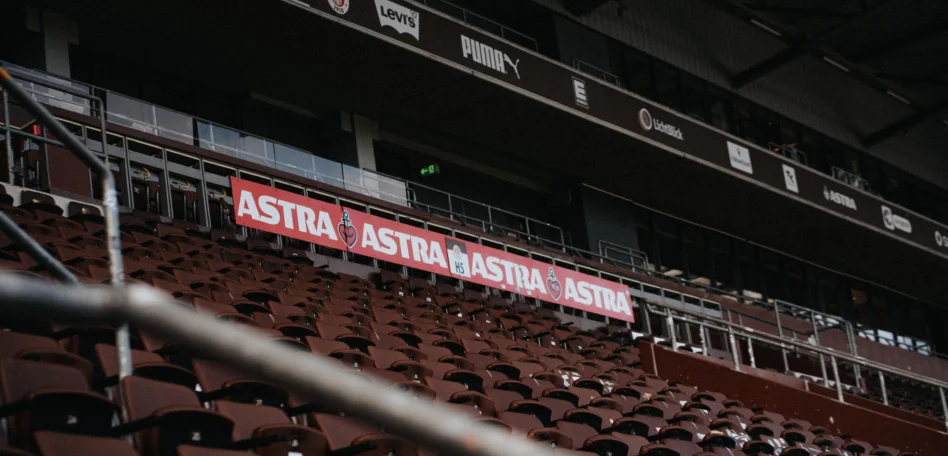 Man sieht leere Sitzplätze im Millerntor Stadion