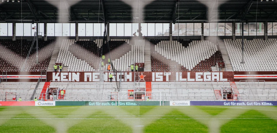 Man sieht das leere Stadion durchs Netz fototgrafiert
