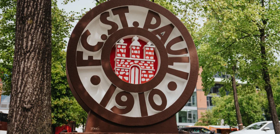 Man sieht das große St Pauli Logo, das auf dem Vorplatz des Millerntor Stadions steht