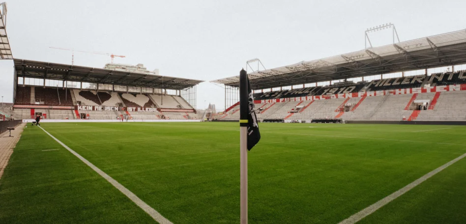 Man sieht ein leeres Millerntor Stadion bei Tageslicht. Es wurde aus einer Ecke des Fußballfeldes aufgenommen