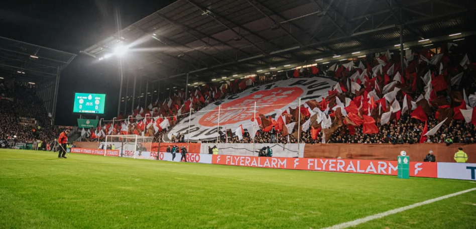 Man sieht ein volles Millerntor Stadion am Abend