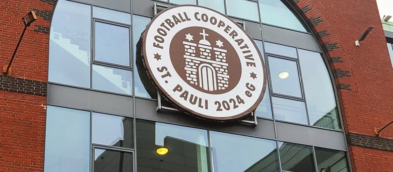 Das Bild zeigt das Logo der Genossenschaft an Südseite des Millerntor-Stadions.