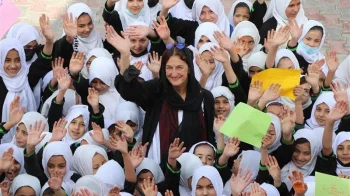 Gruppenfoto des afghanischen Frauenvereins mit einer Frau und mehreren Kindern.