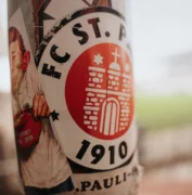 Close-up eines FC St. Pauli Stickers an einer Stehle im Stadion