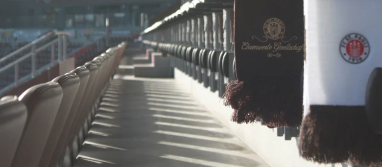 Man sieht eine Banderole für die ehrenwerte Gesellschaft im Millerntor-Stadion.