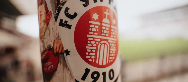 Close-up eines FC St. Pauli Stickers an einer Stehle im Stadion
