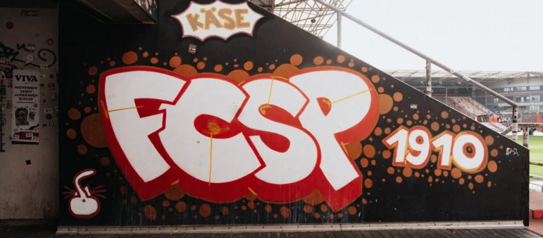 Graffiti mit dem Schriftzug FCSP im Millerntor-Stadion