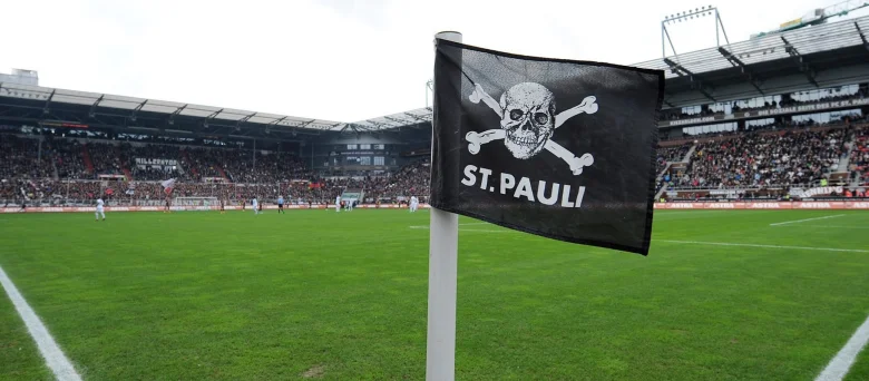 Eine Fahne mit Totenkopf, die auf dem Rasen des Millerntor-Stadions steht