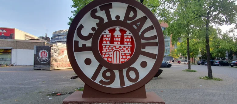 FC St. Pauli in Stein vor dem Stadion.