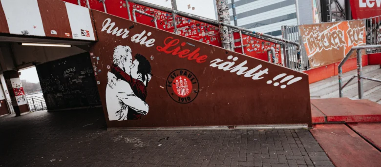 Ein Graffiti mit dem Schriftzug "Nur die Liebe zählt" im Millerntor-Stadion