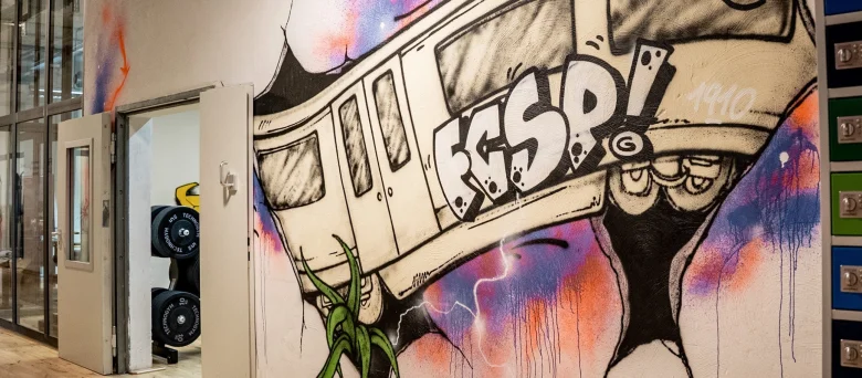Man sieht eine Graffiti-Wand mit dem FCSP-Schriftzug