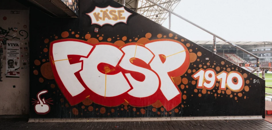 Graffiti mit dem Schriftzug FCSP im Millerntor-Stadion