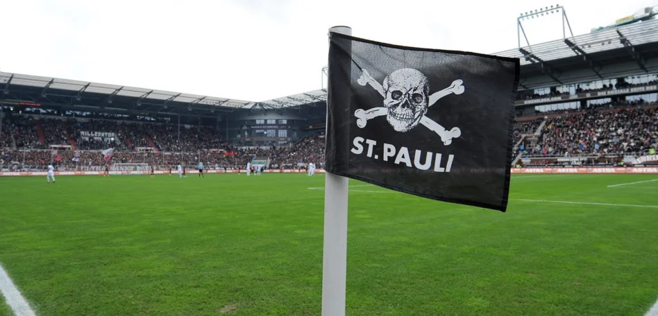 Eine Fahne mit Totenkopf, die auf dem Rasen des Millerntor-Stadions steht