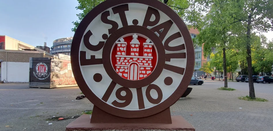 FC St. Pauli in Stein vor dem Stadion.