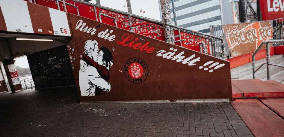 Ein Graffiti mit dem Schriftzug "Nur die Liebe zählt" im Millerntor-Stadion